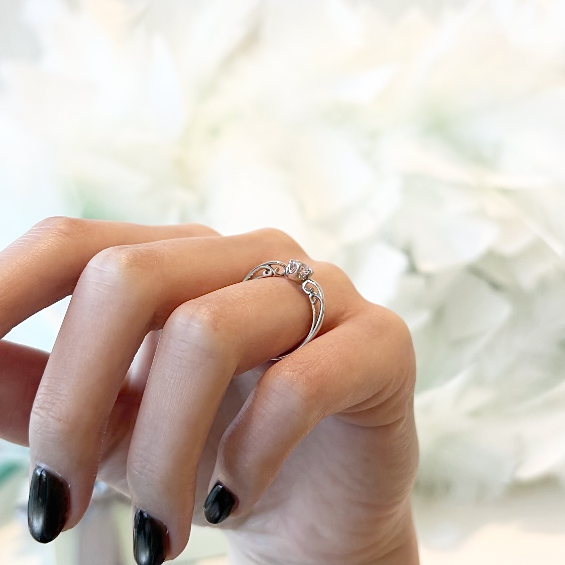 サイドラインも美しい婚約指輪