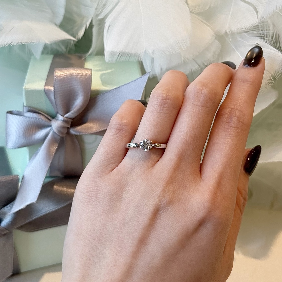 指輪着用写真　シンプルソリティアの婚約指輪