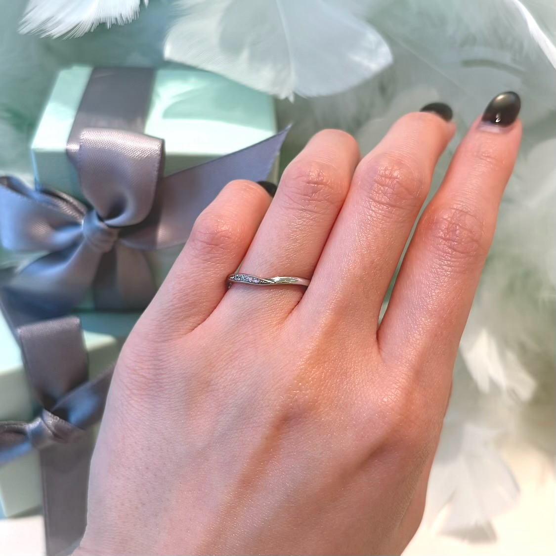 雪椿マリッジリング　ピンクダイヤ入り　V字の指がきれいに見える結婚指輪