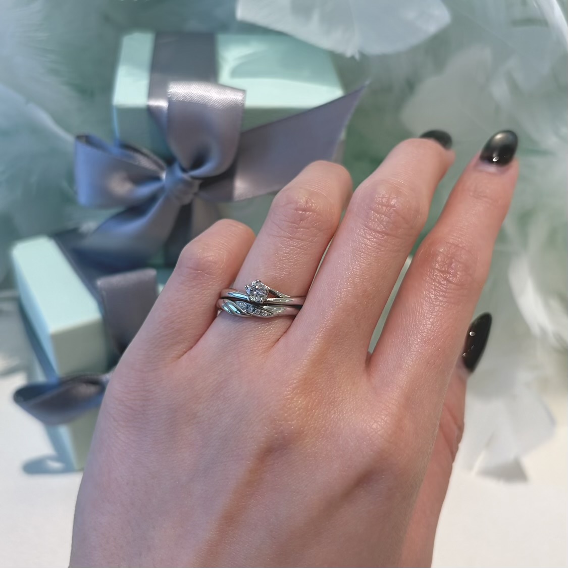 リーフォンの婚約指輪と結婚指輪のセット着け　ナチュラルテイスト