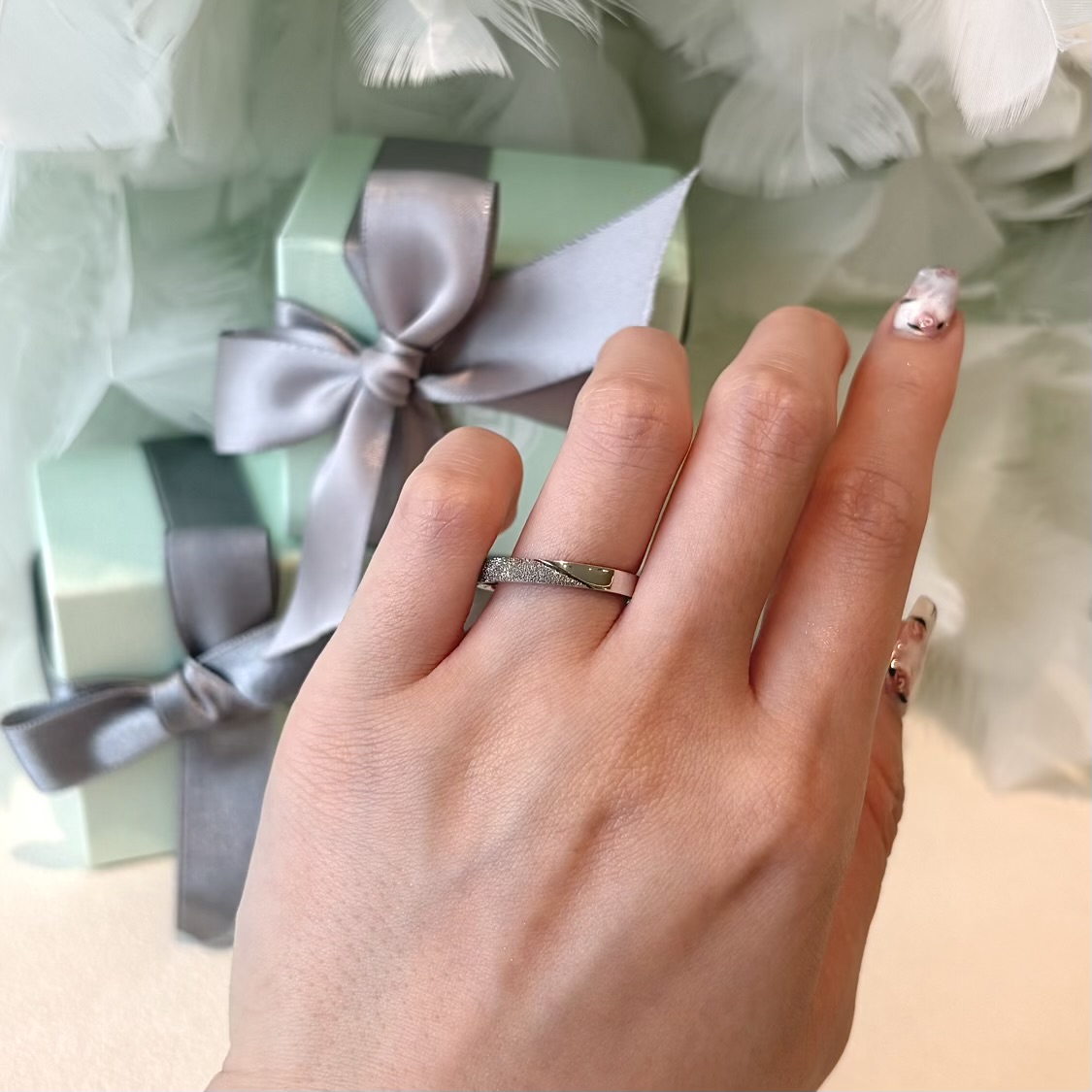 星原の結婚指輪　捕手がちりばめられているようなスターダスト加工仕上げ