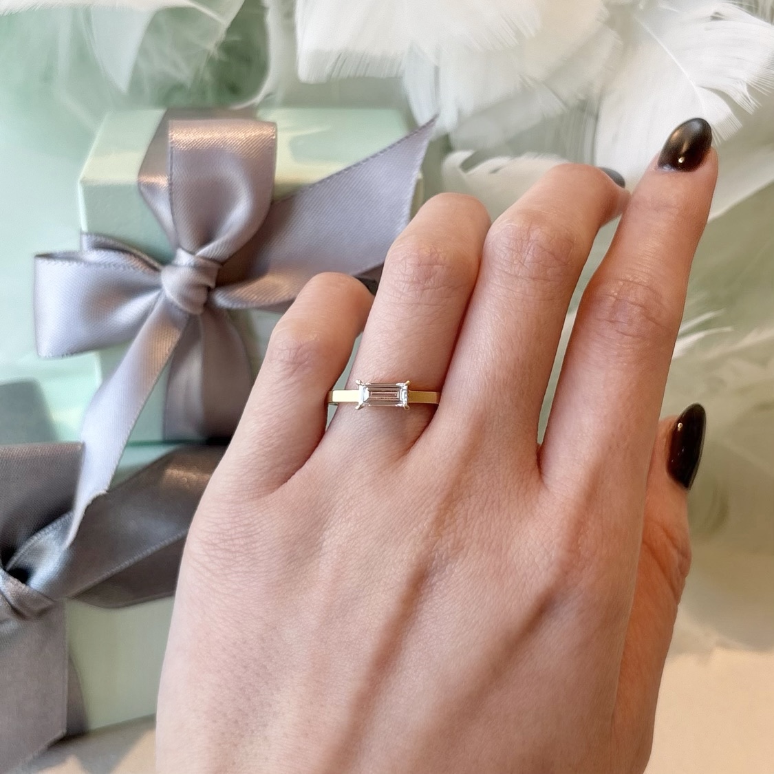 バゲットカットの婚約指輪