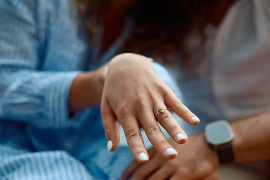 婚約指輪は普段使いできる？気をつけたいシチュエーションと選び方のポイントを紹介