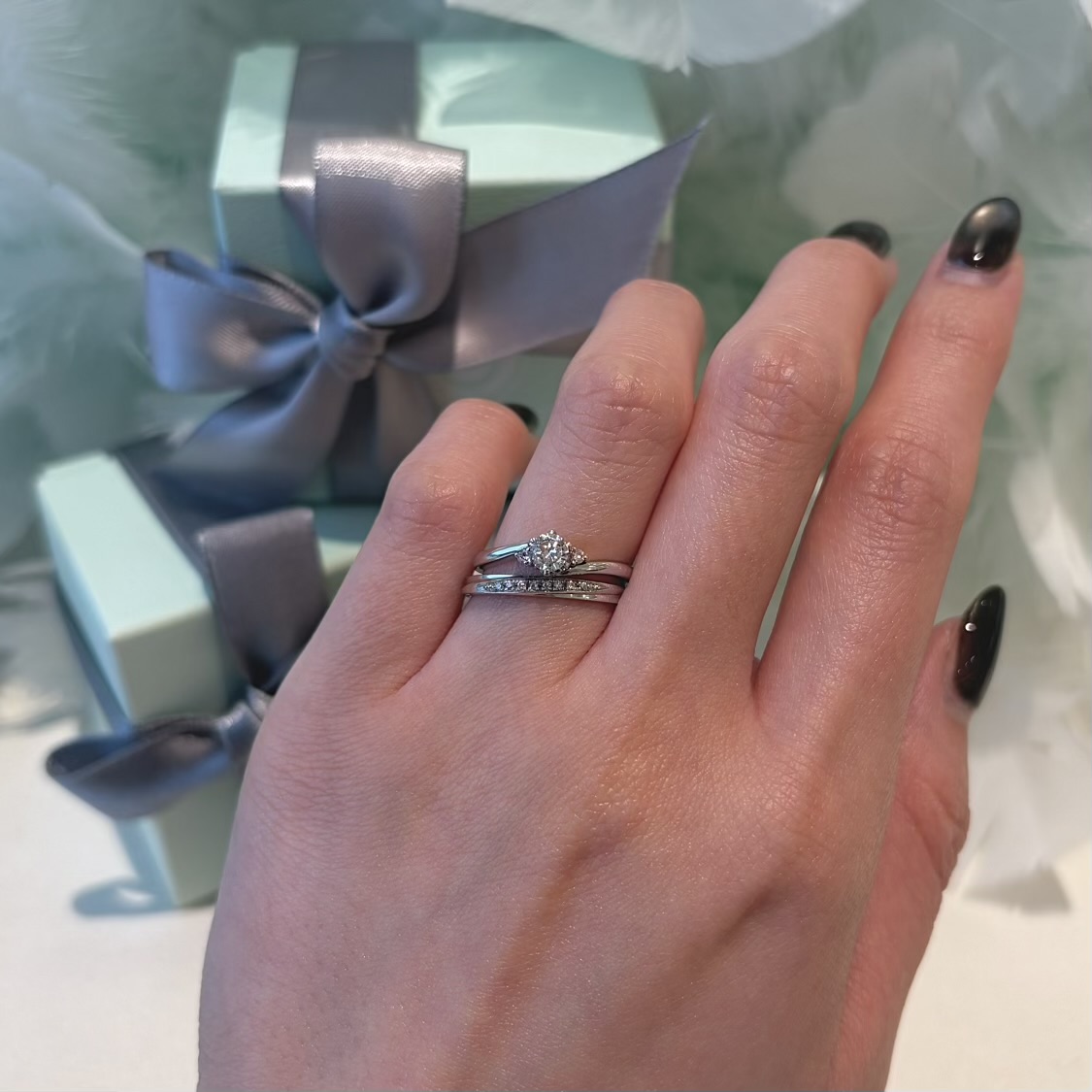 彩風の婚約指輪と結婚指輪　ピンクダイヤ入りの柔らかい重ね着け