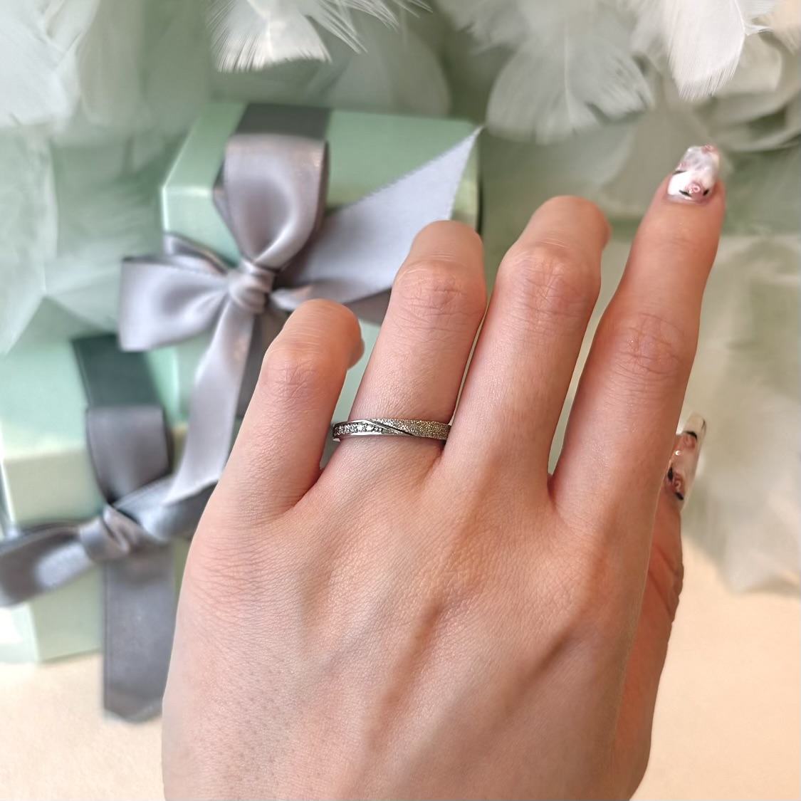 星原の結婚指輪　捕手がちりばめられているようなスターダスト加工仕上げ