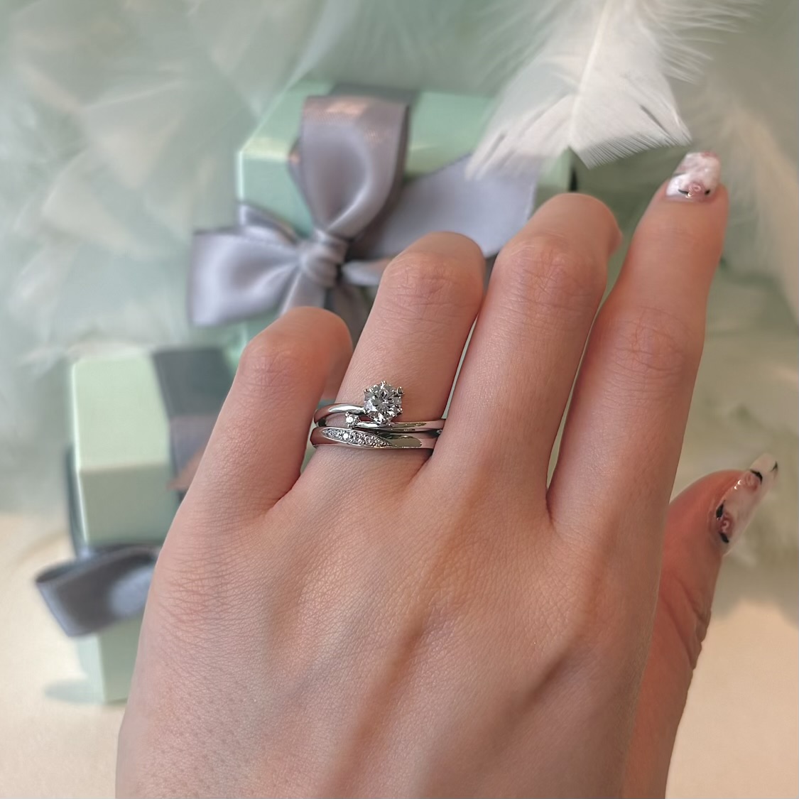 心婚約指輪と結婚指輪の重ね着け