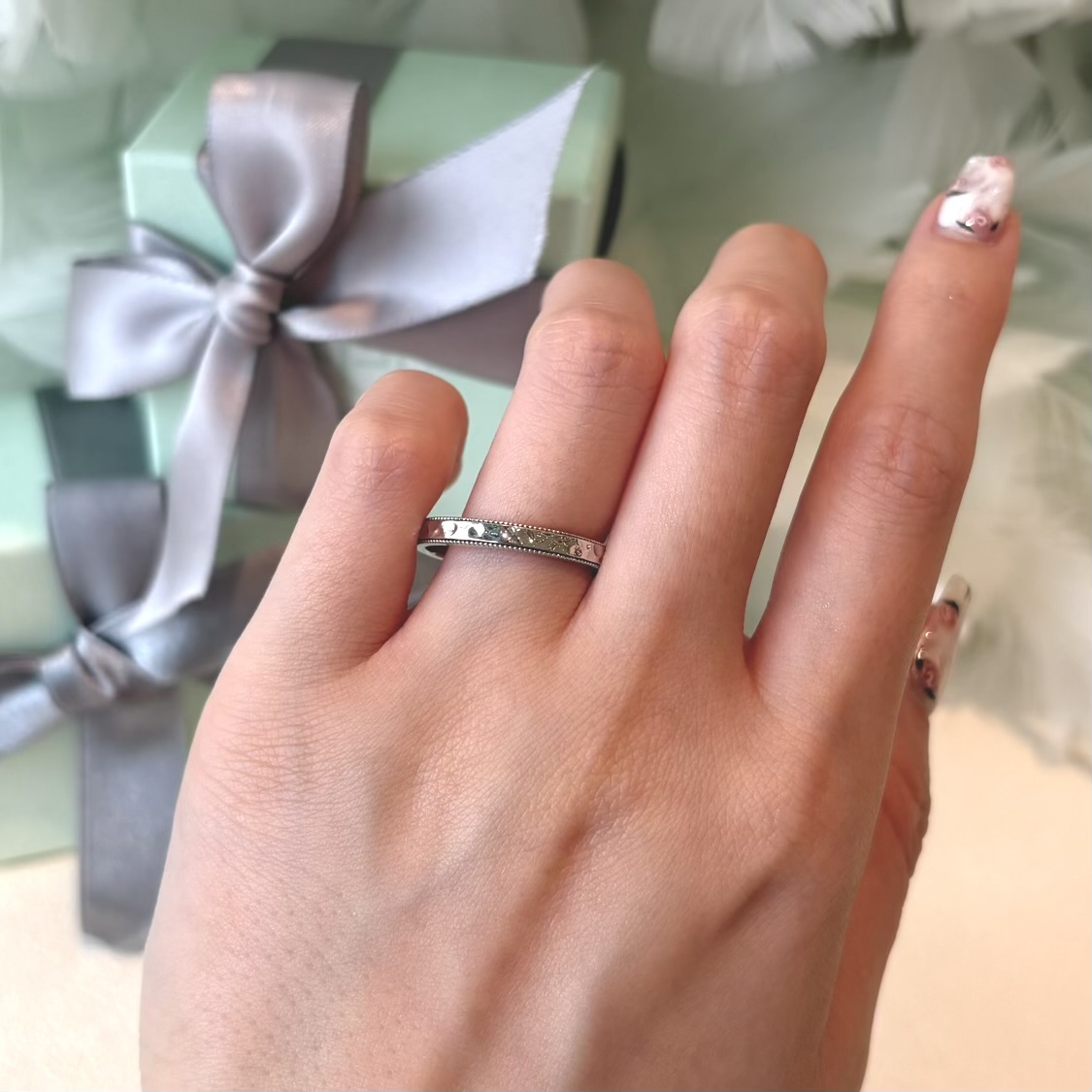 リエールの結婚指輪　槌目模様とミル打ちの加工系リング