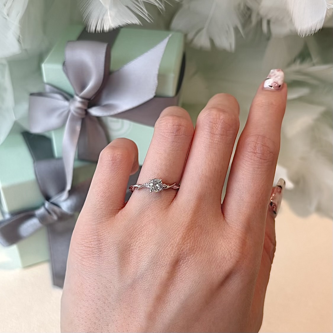 リエール婚約指輪　ツタのようにミル打ちがくるくる絡み合うデザイン