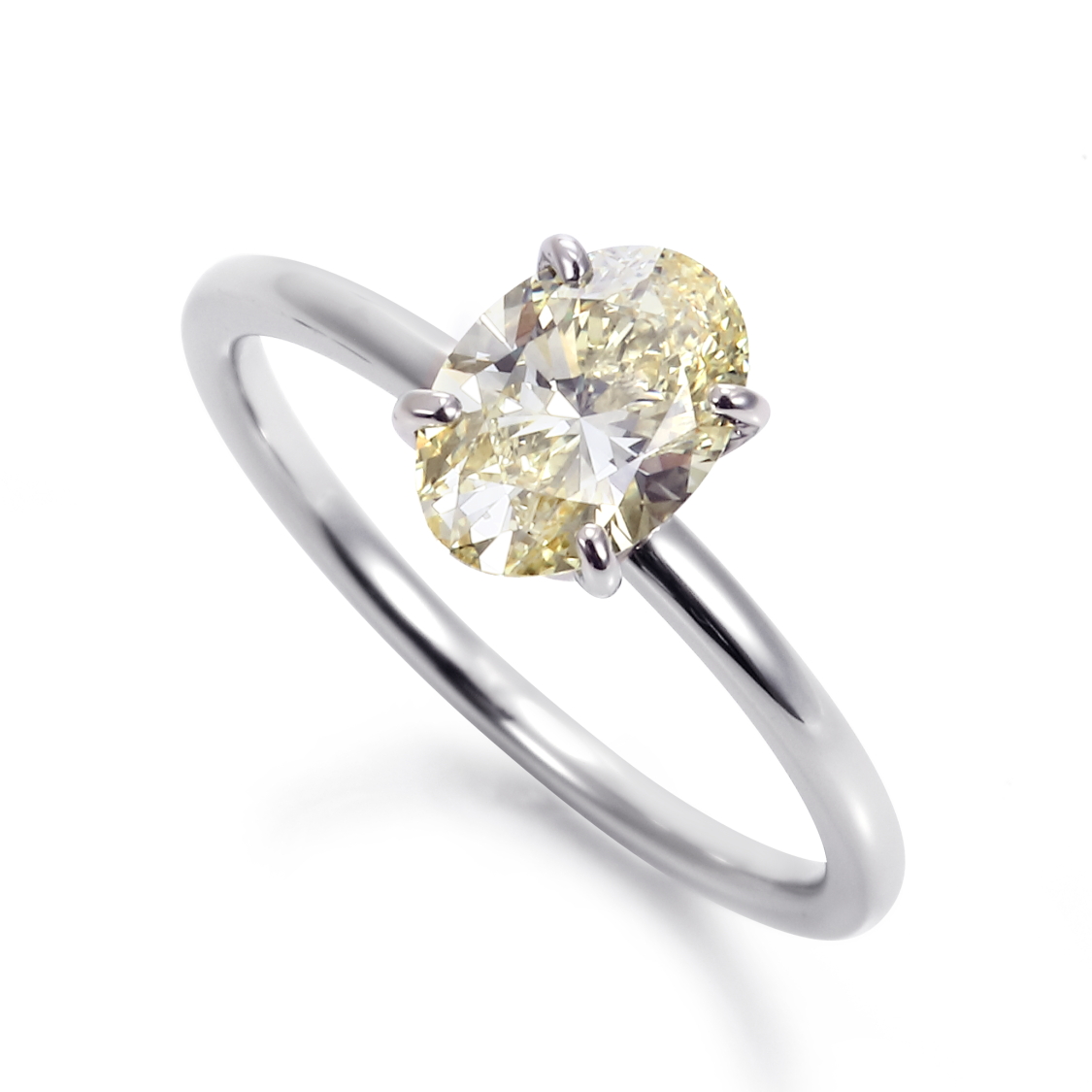 オーバルカットのダイヤモンドリング