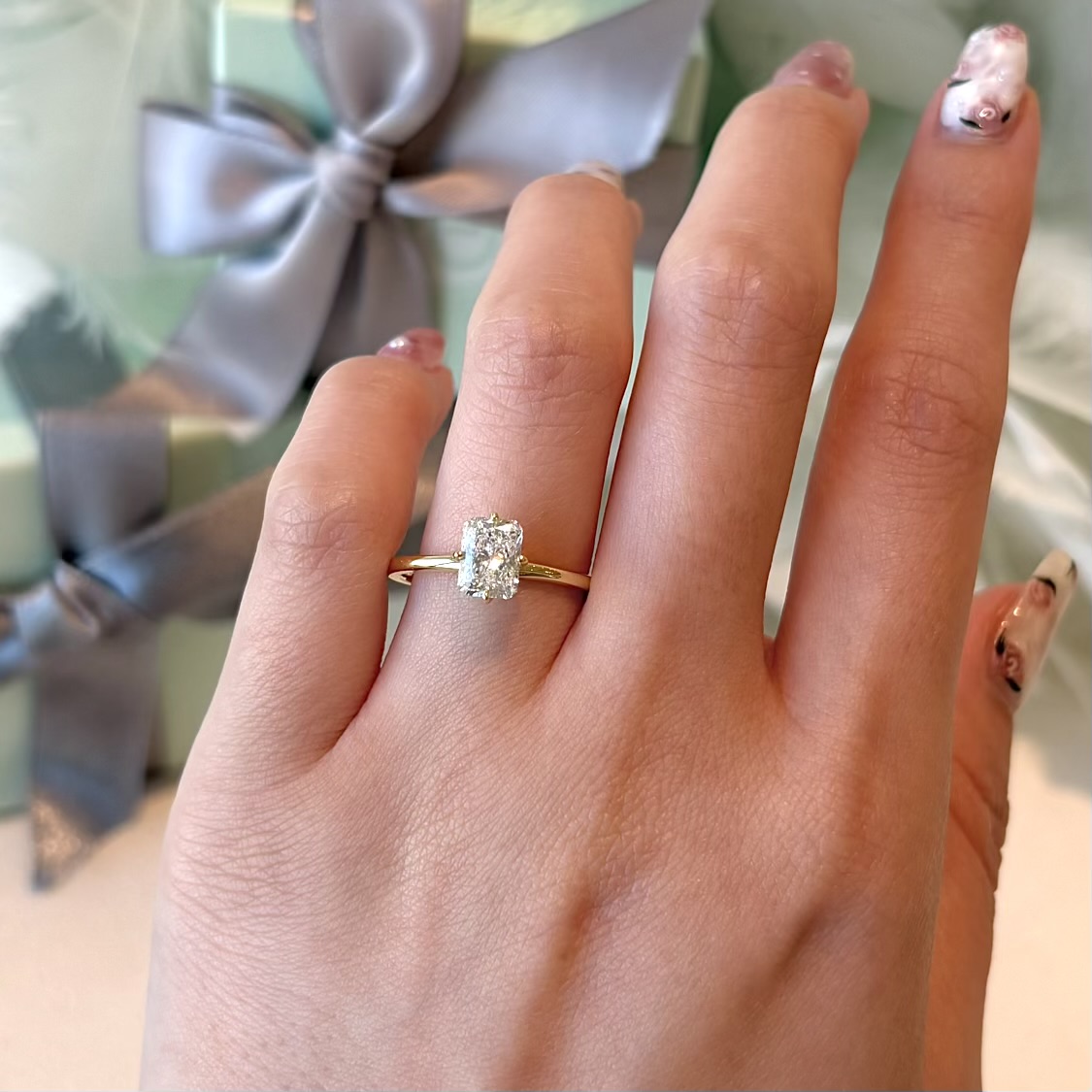 1カラットモディファイト　グリーンゴールド婚約指輪