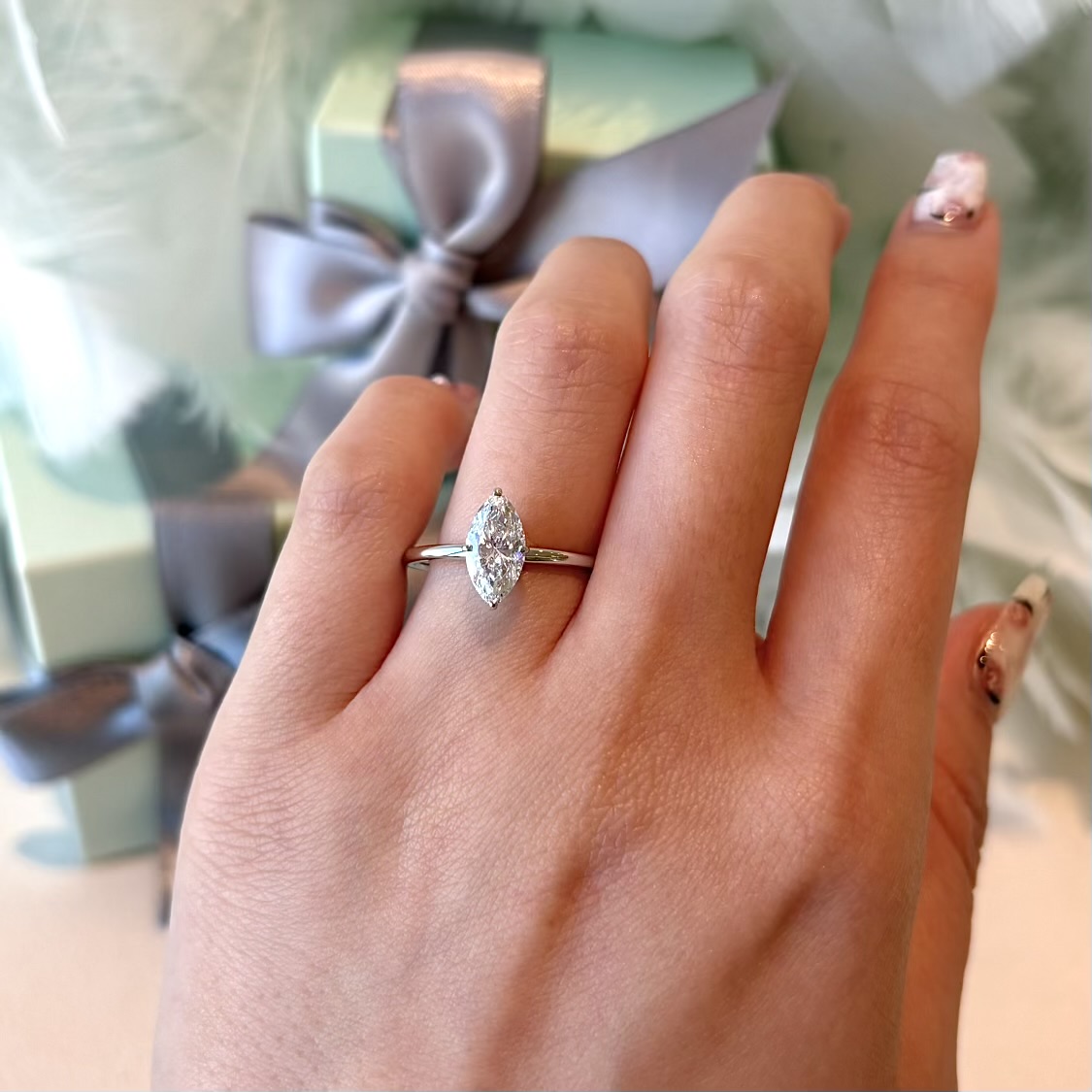 １カラットマーキスダイヤモンドリング　シンプルで大粒な婚約指輪