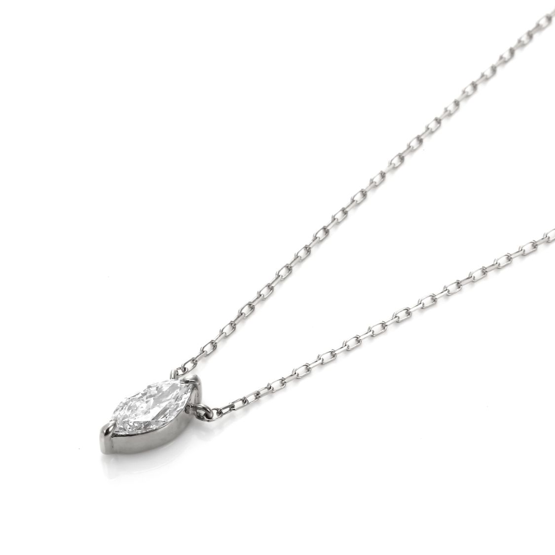 アーモンド形のダイヤモンドネックレス