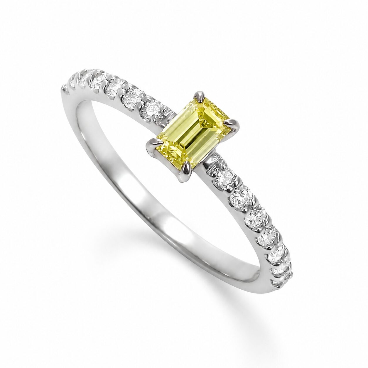 エメラルドカットイエローダイヤリング　ファンシーカット０.30ct